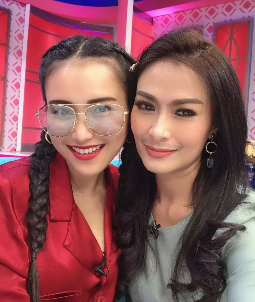 Potret persahabatan Ayu Ting Ting dan Iis Dahlia © 2020 Instagram