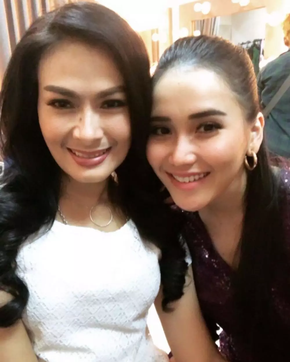Potret persahabatan Ayu Ting Ting dan Iis Dahlia © 2020 Instagram