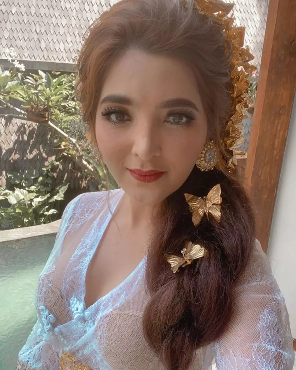 Potret Ashanty pakai baju adat kebaya Bali © 2020 brilio.net Potret Ashanty pakai baju adat kebaya Bali © 2020 brilio.net