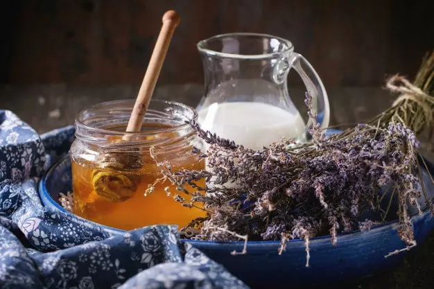 Membuat masker madu © 2020 brilio.net