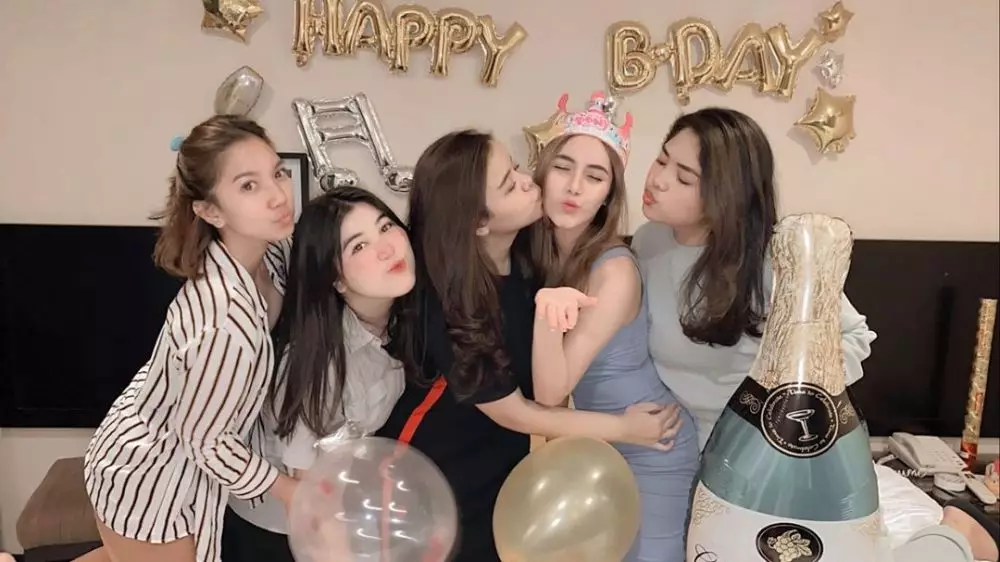 ulang tahun Syahra Larez instagram