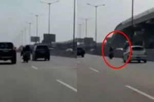 Viral video pengendara motor terobos jalan tol, ini faktanya