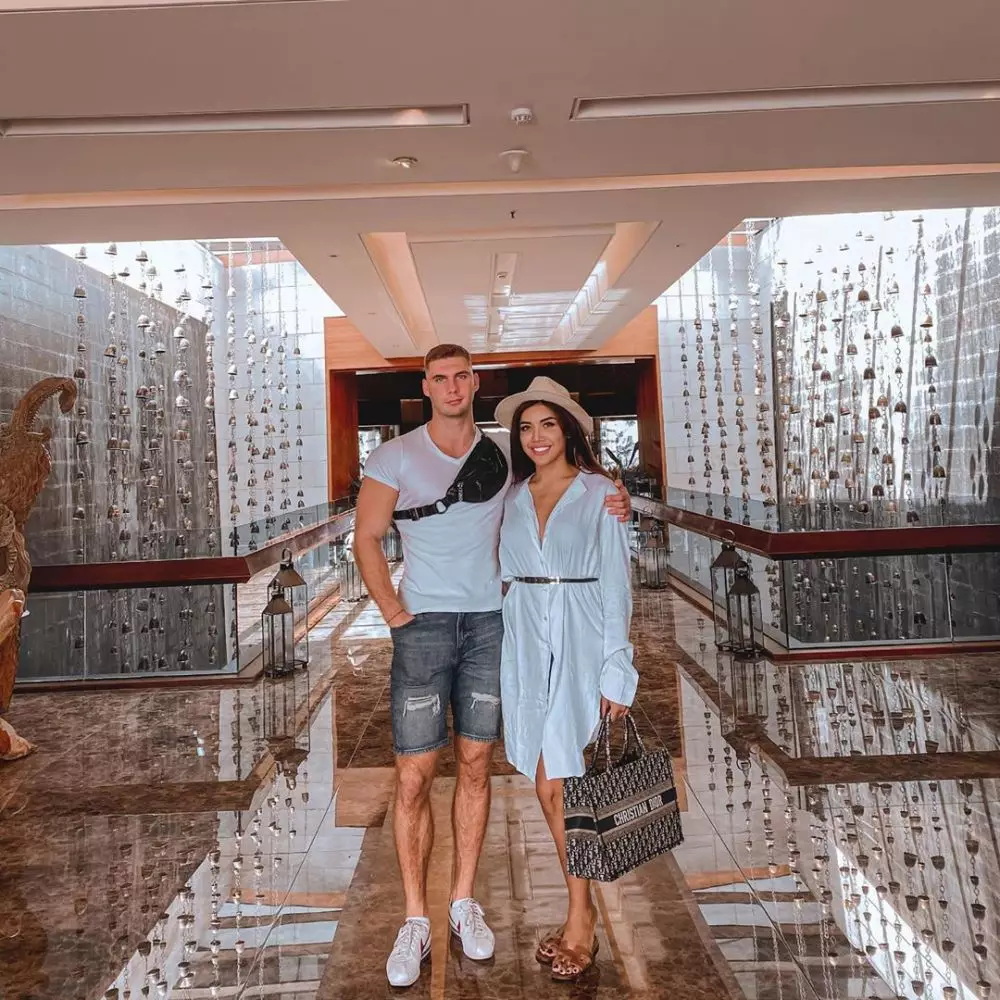 Potret Artur Kavunov trainer fitnes  pacar millen © 2020 Instagram