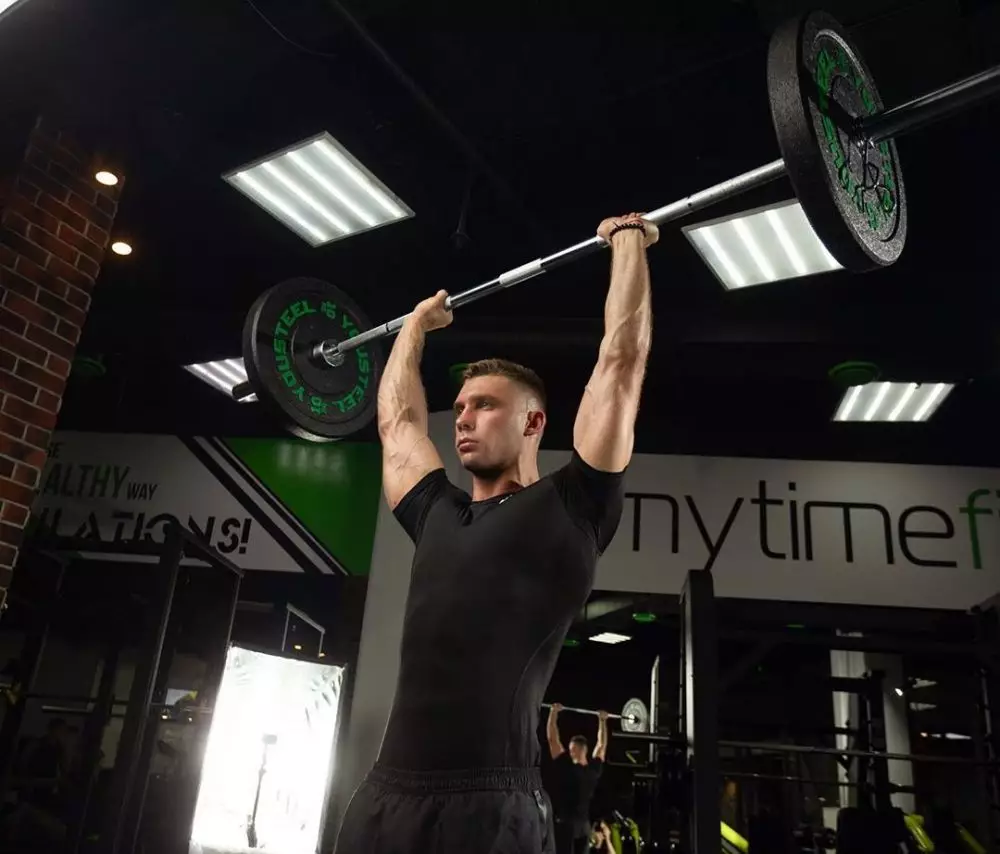 Potret Artur Kavunov trainer fitnes  pacar millen © 2020 Instagram