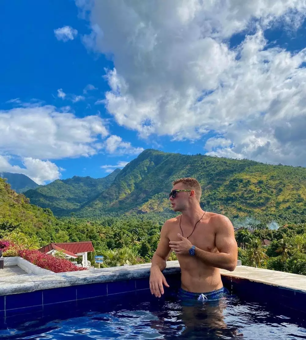 Potret Artur Kavunov trainer fitnes  pacar millen © 2020 Instagram