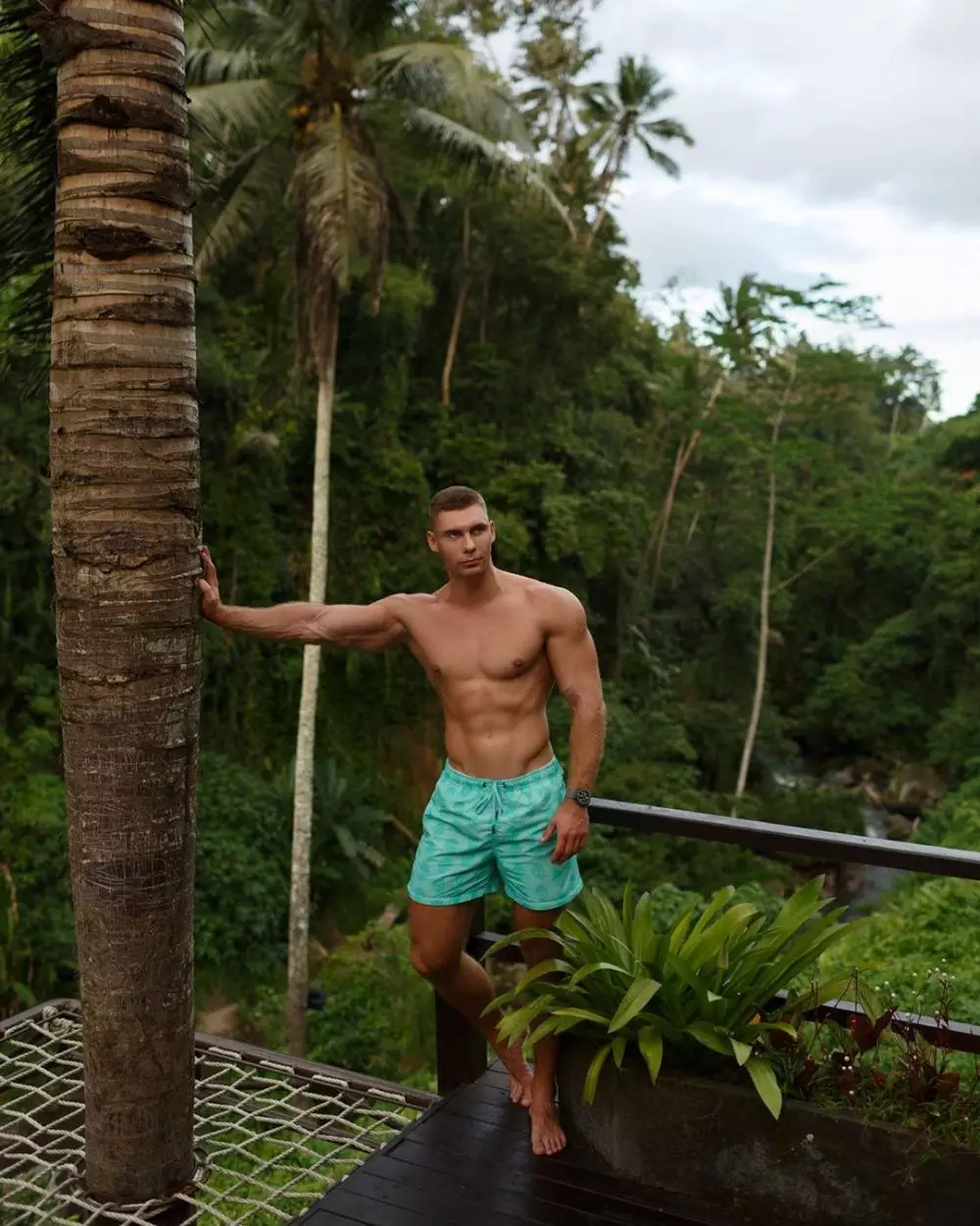 Potret Artur Kavunov trainer fitnes  pacar millen © 2020 Instagram