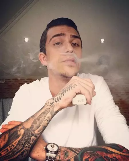 Potret Sean Azad Berbagai sumber