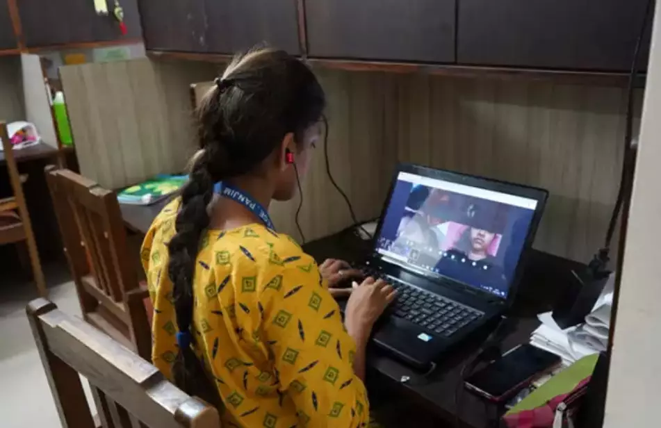 Guru belikan murid HP India Times