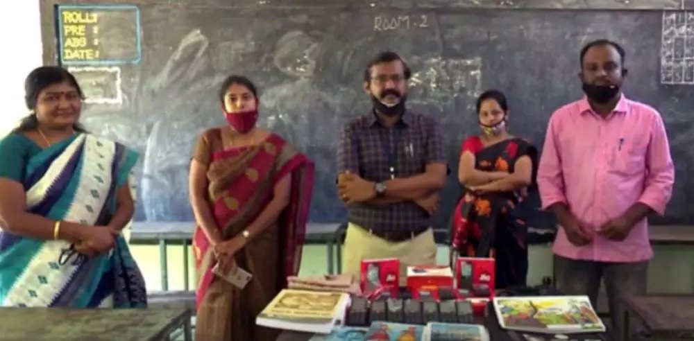 Guru belikan murid HP India Times