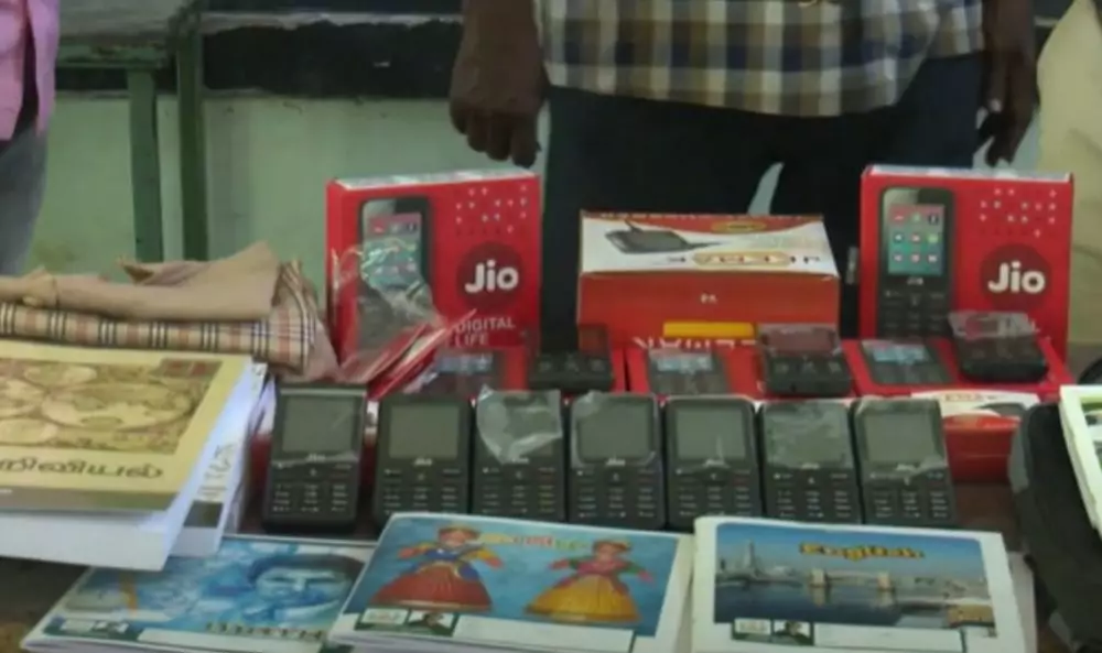 Guru belikan murid HP India Times