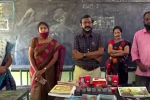 Cerita guru kompak belikan murid HP untuk sekolah online, bikin salut