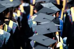 Viral wisudawan lepas toga saat di panggung, alasannya jadi sorotan