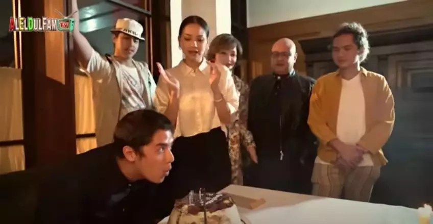 Momen kejutan ultah Al Ghazali © 2020 brilio.net Momen kejutan ultah Al Ghazali © 2020 brilio.net