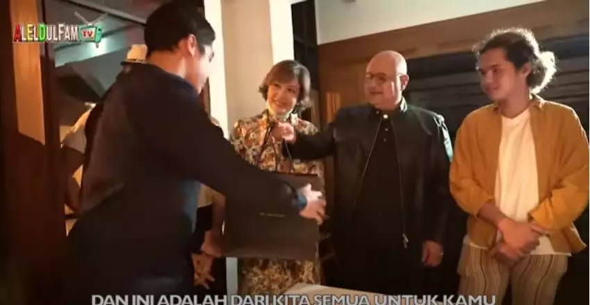 Momen kejutan ultah Al Ghazali © 2020 brilio.net Momen kejutan ultah Al Ghazali © 2020 brilio.net