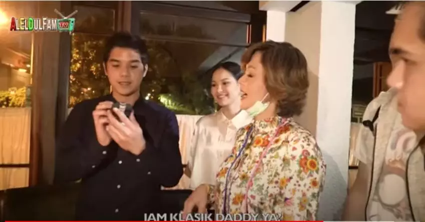 Momen kejutan ultah Al Ghazali © 2020 brilio.net Momen kejutan ultah Al Ghazali © 2020 brilio.net