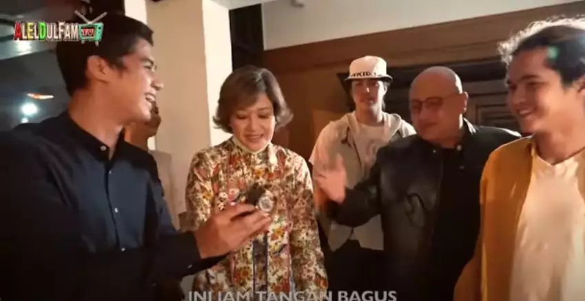 Momen kejutan ultah Al Ghazali © 2020 brilio.net Momen kejutan ultah Al Ghazali © 2020 brilio.net