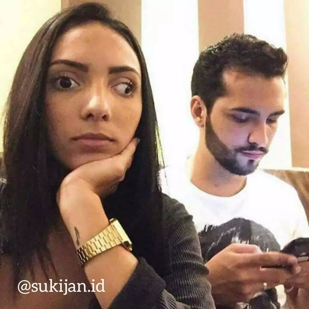 intip pasangan main hp  Berbagai Sumber