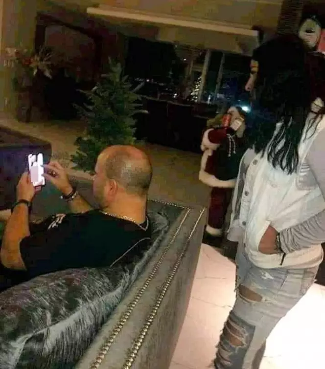 intip pasangan main hp  Berbagai Sumber