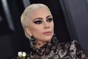 Gaya Lady Gaga tampil di MTV VMA 2020 pakai masker desainer Indonesia