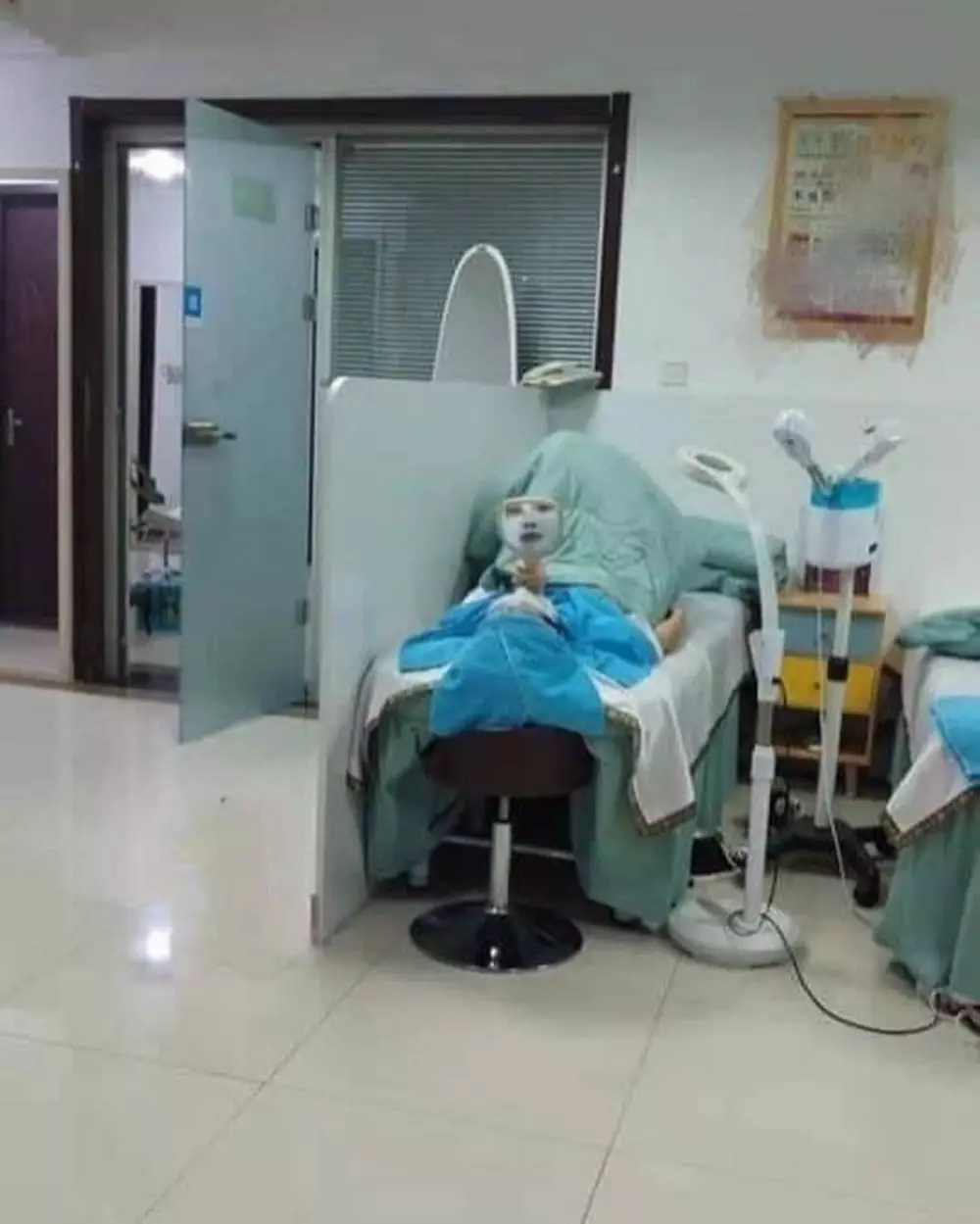 momen lucu lagi bercermin © 2020 instagram.com