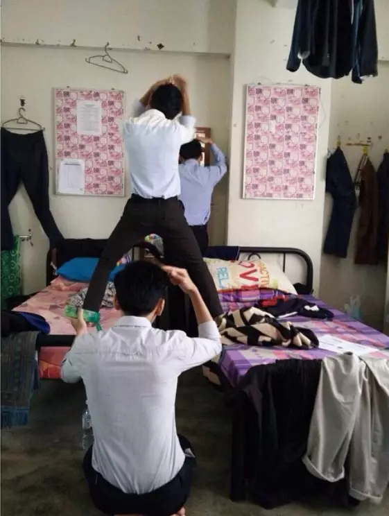 momen lucu lagi bercermin © 2020 instagram.com