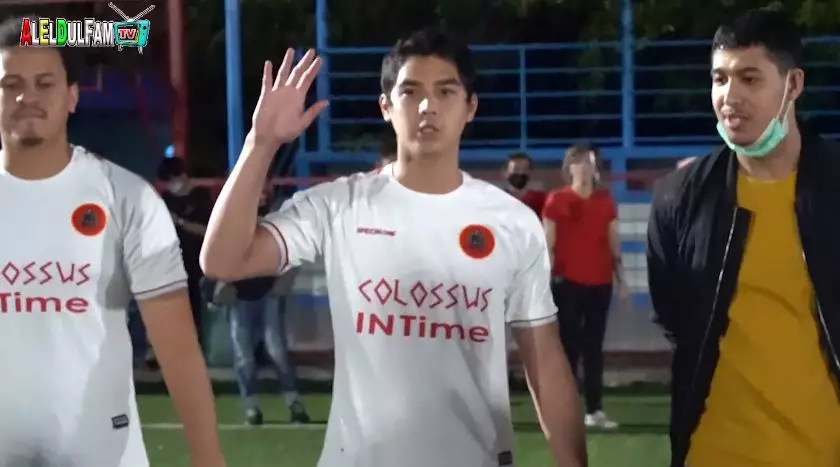 momen Al Ghazali bagi hadiah ke tim sepak bola © 2020 YouTube/ ALELDUL FAM TV momen Al Ghazali bagi hadiah ke tim sepak bola © 2020 YouTube/ ALELDUL FAM TV