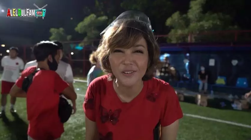 momen Al Ghazali bagi hadiah ke tim sepak bola © 2020 YouTube/ ALELDUL FAM TV momen Al Ghazali bagi hadiah ke tim sepak bola © 2020 YouTube/ ALELDUL FAM TV