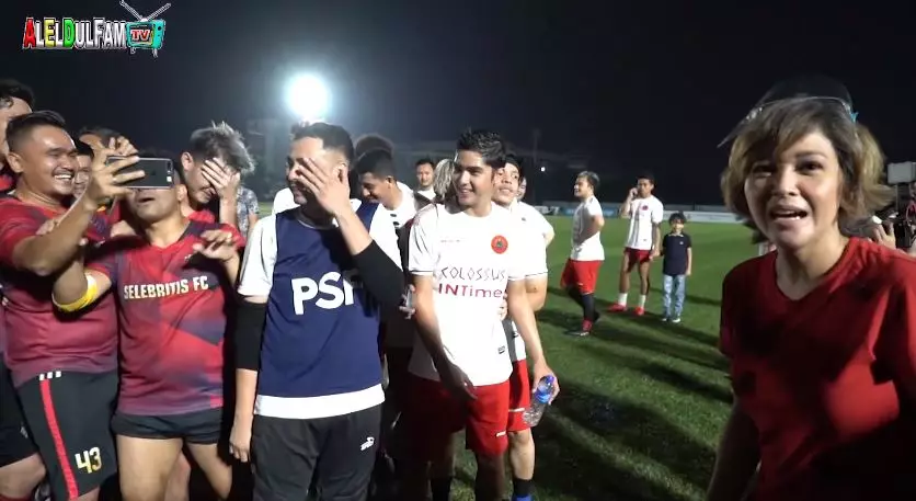 momen Al Ghazali bagi hadiah ke tim sepak bola © 2020 YouTube/ ALELDUL FAM TV momen Al Ghazali bagi hadiah ke tim sepak bola © 2020 YouTube/ ALELDUL FAM TV