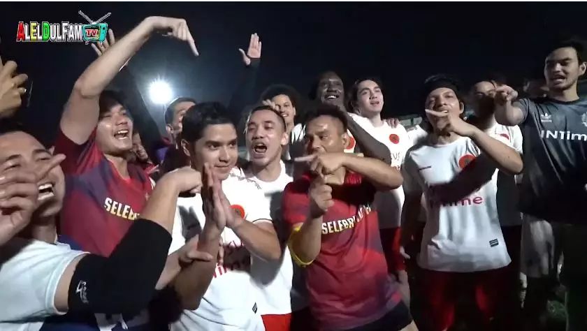 momen Al Ghazali bagi hadiah ke tim sepak bola © 2020 YouTube/ ALELDUL FAM TV momen Al Ghazali bagi hadiah ke tim sepak bola © 2020 YouTube/ ALELDUL FAM TV