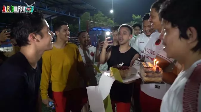 momen Al Ghazali bagi hadiah ke tim sepak bola © 2020 YouTube/ ALELDUL FAM TV momen Al Ghazali bagi hadiah ke tim sepak bola © 2020 YouTube/ ALELDUL FAM TV