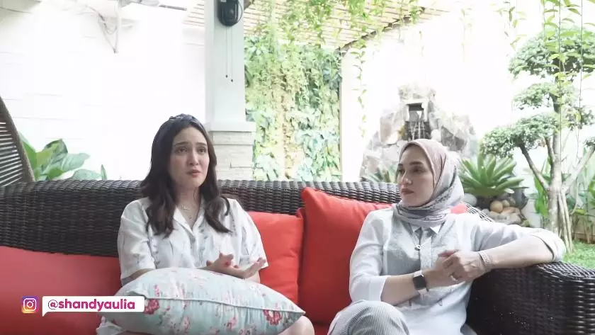Potret kebersamaan Shandy Aulia & kakaknya © 2020 YouTube/Shandy Aulia Potret kebersamaan Shandy Aulia & kakaknya © 2020 YouTube/Shandy Aulia
