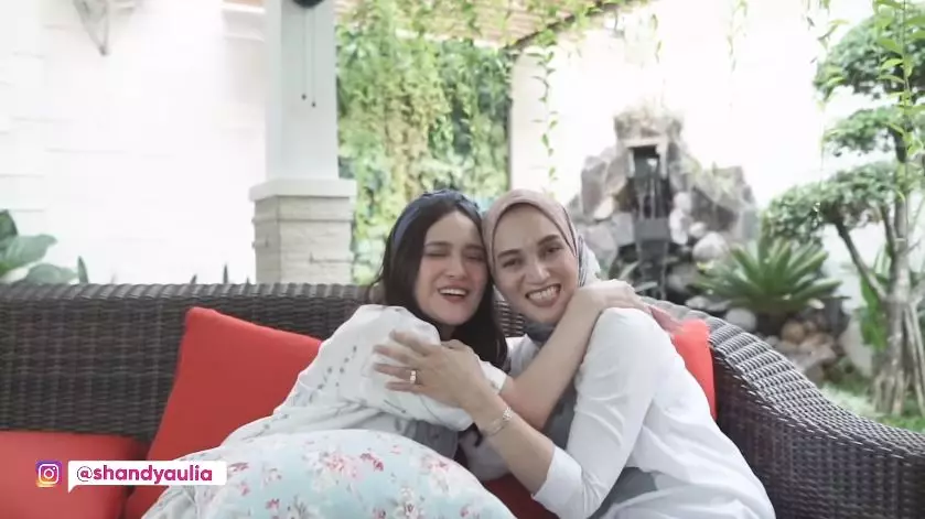 Potret kebersamaan Shandy Aulia & kakaknya © 2020 YouTube/Shandy Aulia Potret kebersamaan Shandy Aulia & kakaknya © 2020 YouTube/Shandy Aulia