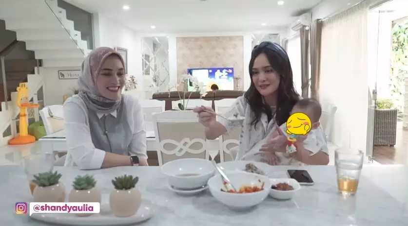 Potret kebersamaan Shandy Aulia & kakaknya © 2020 YouTube/Shandy Aulia Potret kebersamaan Shandy Aulia & kakaknya © 2020 YouTube/Shandy Aulia