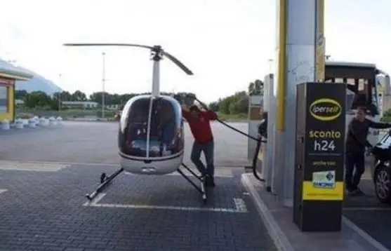 potret lucu kendaraan di pom bensin © 2020 1cak.com