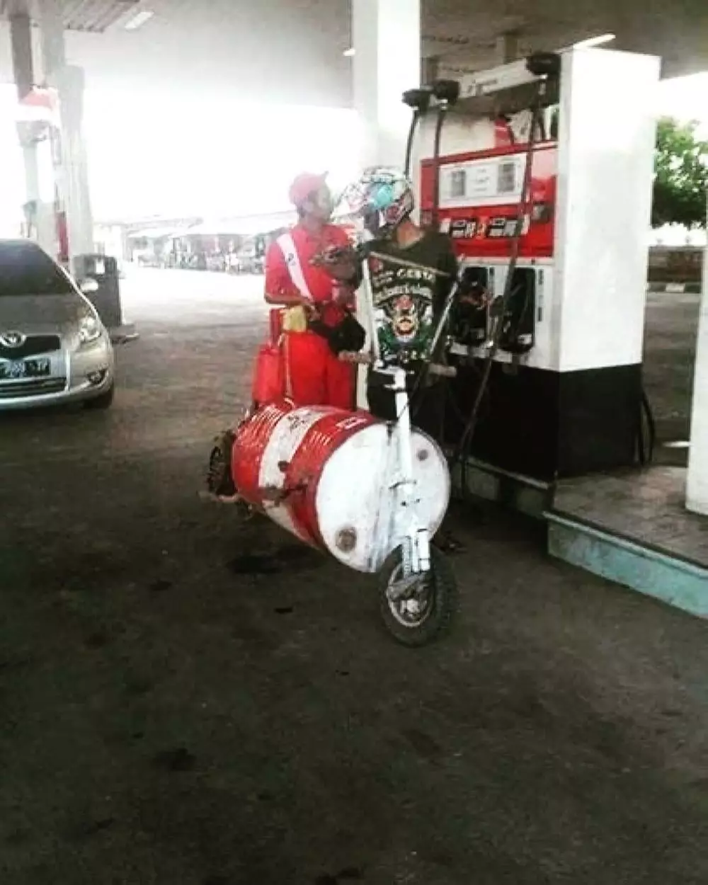 potret lucu kendaraan di pom bensin © 2020 1cak.com