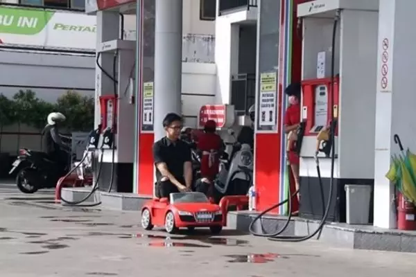 potret lucu kendaraan di pom bensin © 2020 1cak.com