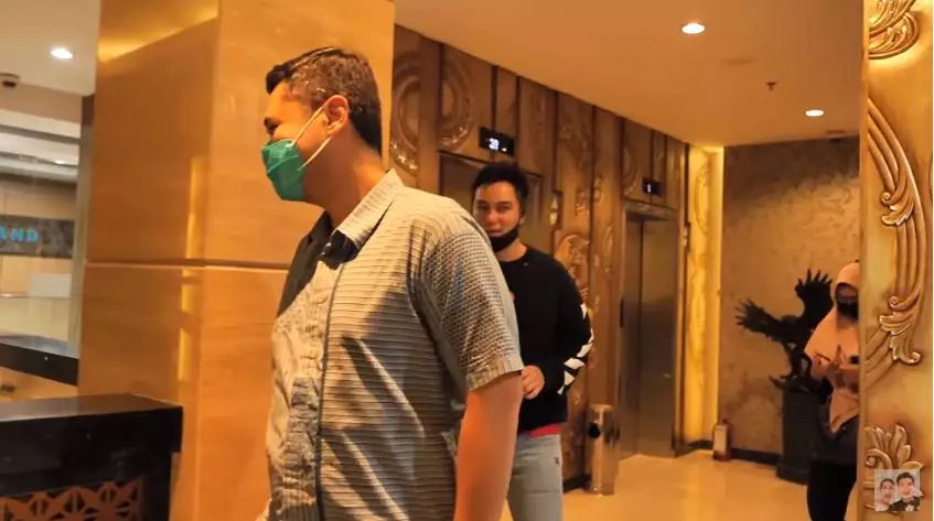 Potret ruang kerja Panji Trihatmodjo © 2020 YouTube/Baim Paula