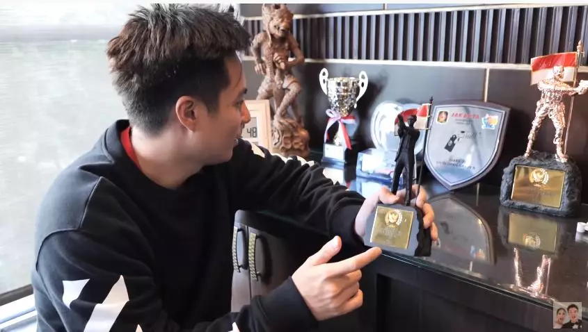 Potret ruang kerja Panji Trihatmodjo © 2020 YouTube/Baim Paula