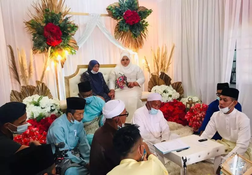 wanita gendong mempelai pria mstar.com.my