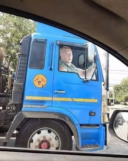 penampakan di kaca truk © 2020 1cak.com