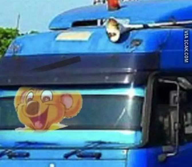 penampakan di kaca truk © 2020 1cak.com