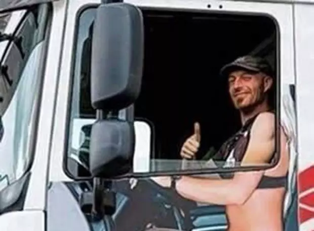 penampakan di kaca truk © 2020 1cak.com