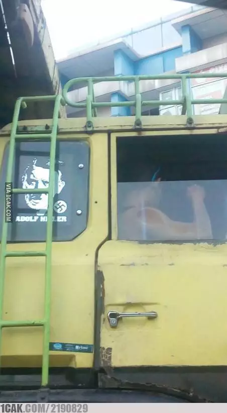 penampakan di kaca truk © 2020 1cak.com