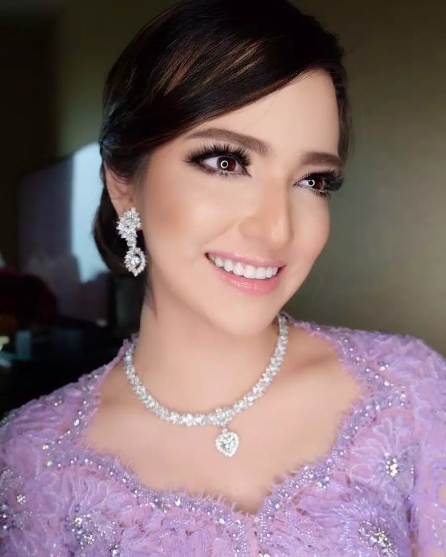 nia ramadhani bermakeup tebal Instagram