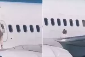 Wanita penumpang pesawat nekat buka pintu darurat & duduk di sayap