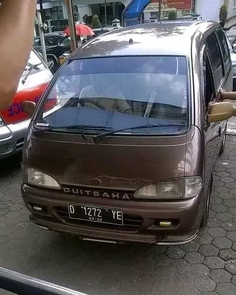 tulisan depan mobil absurd © 2020 instagram.com
