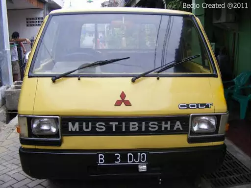 tulisan depan mobil absurd © 2020 instagram.com