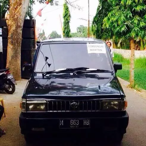 tulisan depan mobil absurd © 2020 instagram.com