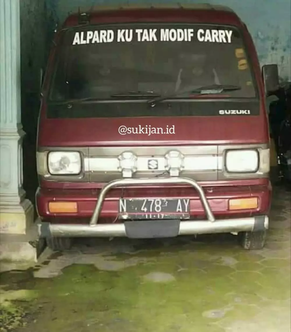 tulisan depan mobil absurd © 2020 instagram.com