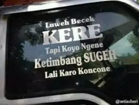 tulisan depan mobil absurd © 2020 instagram.com